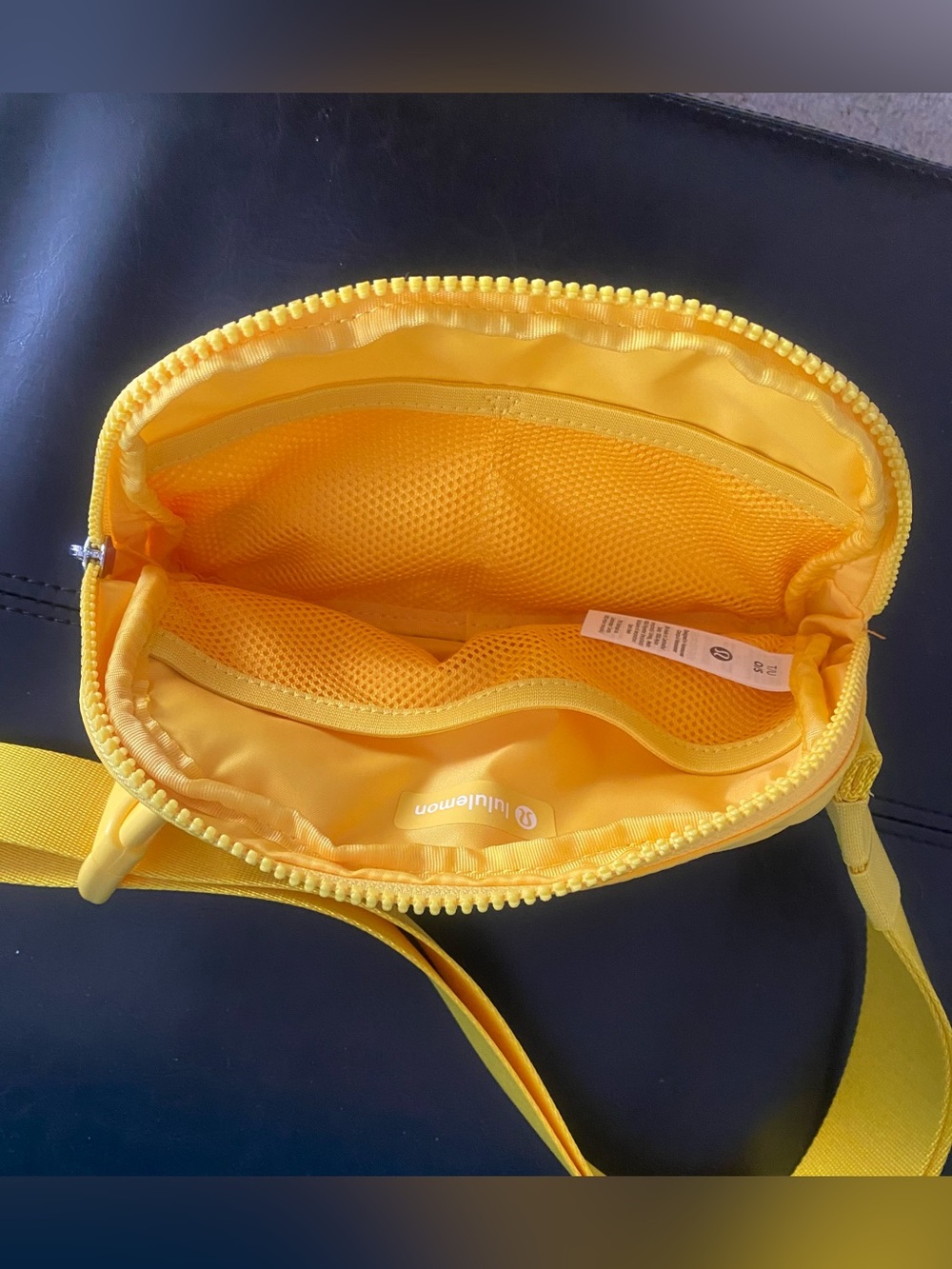 Lululemon 1L Belt Bag in Lemon NWOT - Picture 3 of 3